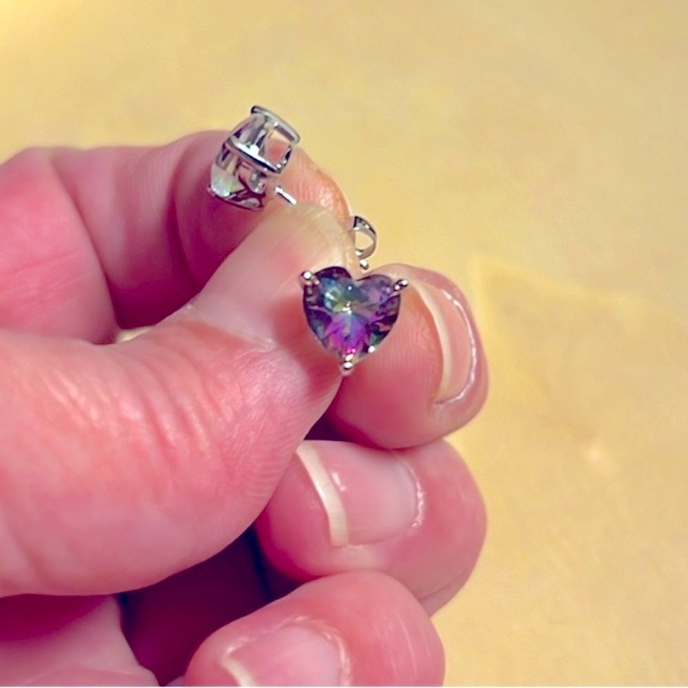 NWT 💜💚 8mm WHITE GOLD PLATED PURPLE/GREEN TONES CUBIC ZIRCONIA HEART EARRINGS - Picture 3 of 7